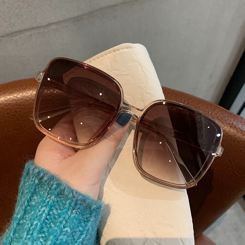 Fashionable oversized glasses  - огляд і ціна Women Fashion Pose