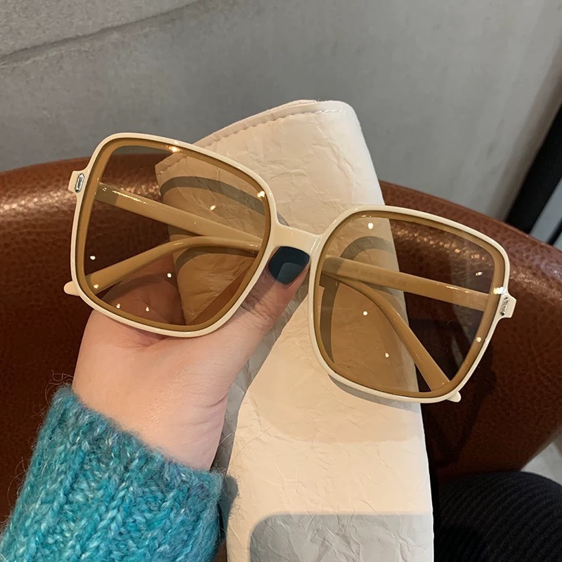 Fashionable oversized glasses  - огляд і ціна Women Fashion Pose